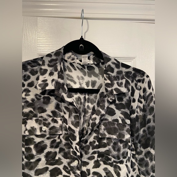 Ambiance Apparel Size M 3/4 Tab Sleeve Sheer Button Down Snow Leopard Print Top - Picture 4 of 12